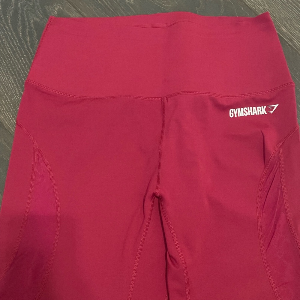 Maroon gym shark leggings. Size M.